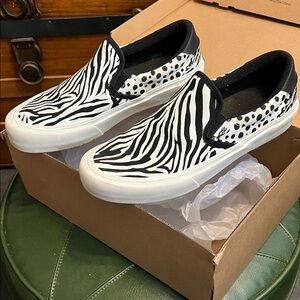 STRAYE ANIMAL PRINT SLIP ONS SIZE 9.5